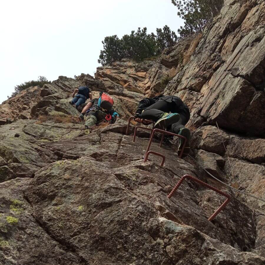Изкачи се по вертикалния железен път