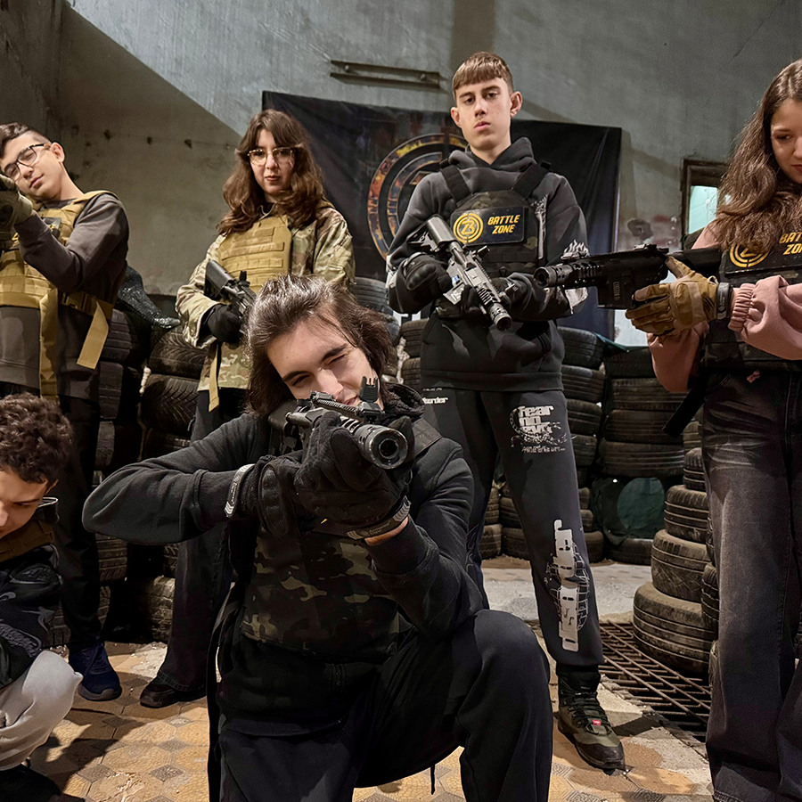 Сам или с приятели