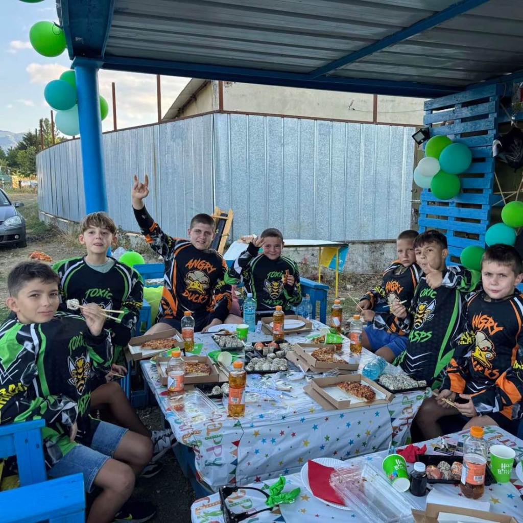 Подари забавление и усмивки