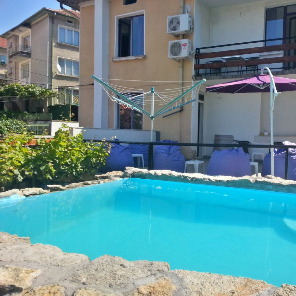 С басейн и всички удобства