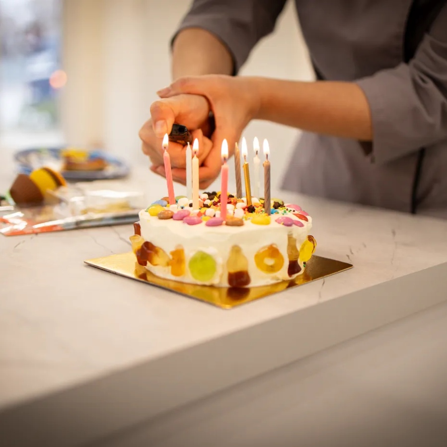 Децата готвят и украсяват