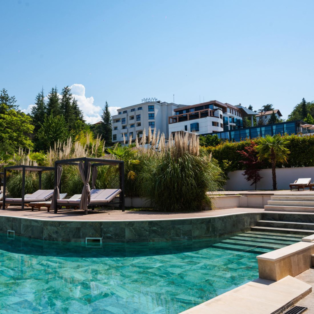 Басейн с минерална вода