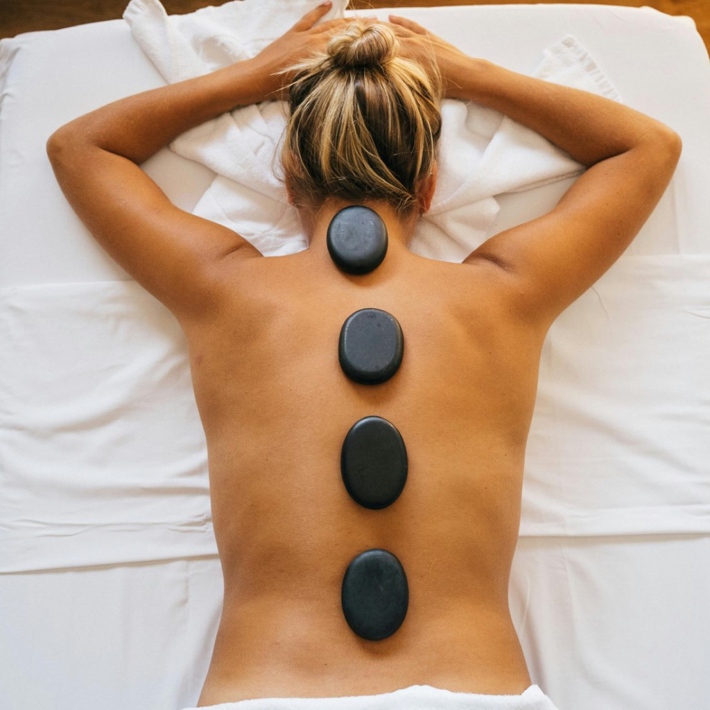 Масаж с вулканични камъни