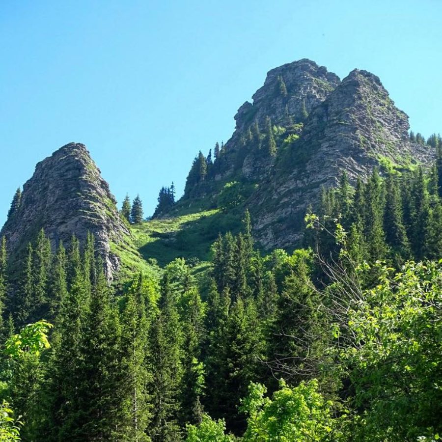 До Трите кули